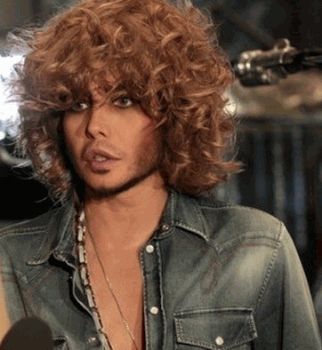 Сергей Зверев с рыжей мочалкой на голове Сергей Зверев