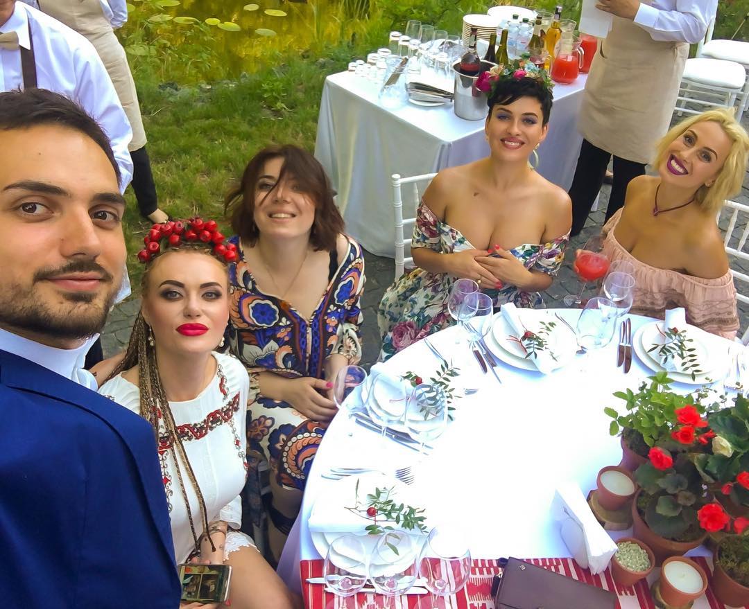 В сети появились первые снимки со свадьбы Ольги Горбачевой и Юрия Никитина в украинском стиле