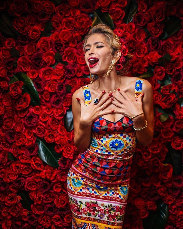 Вера Брежнева покоряет в вызывающем и сексуальном платье Dolce&Gabbana