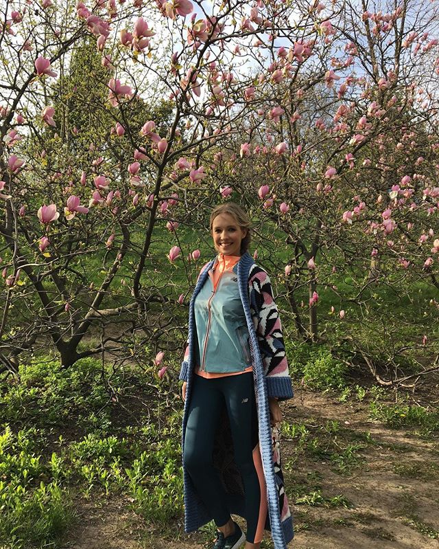 Молодая мама в цветах: Катя Осадчая на прогулке в Ботаническом саду