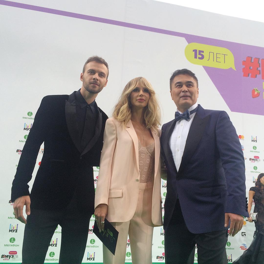 Макс Барских поцеловал Светлану Лободу на премии Муз ТВ 2017