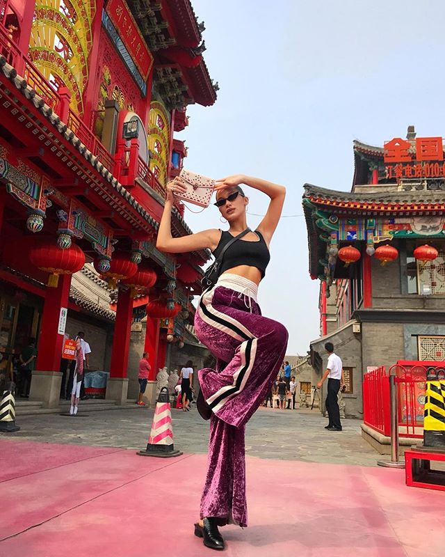 Белла Хадид восхищает поклонников эффектными фото с Китая