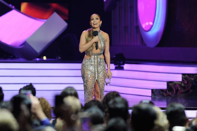Дженнифер Лопес в голых платьях от Julien Macdonald на церемонии Billboard Latin Music Awards