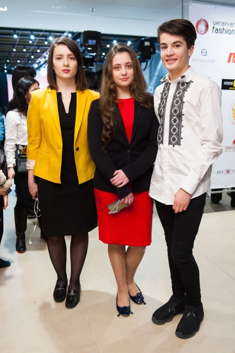 Дружина і діти Петра Порошенка вийшли в світ на модний показ