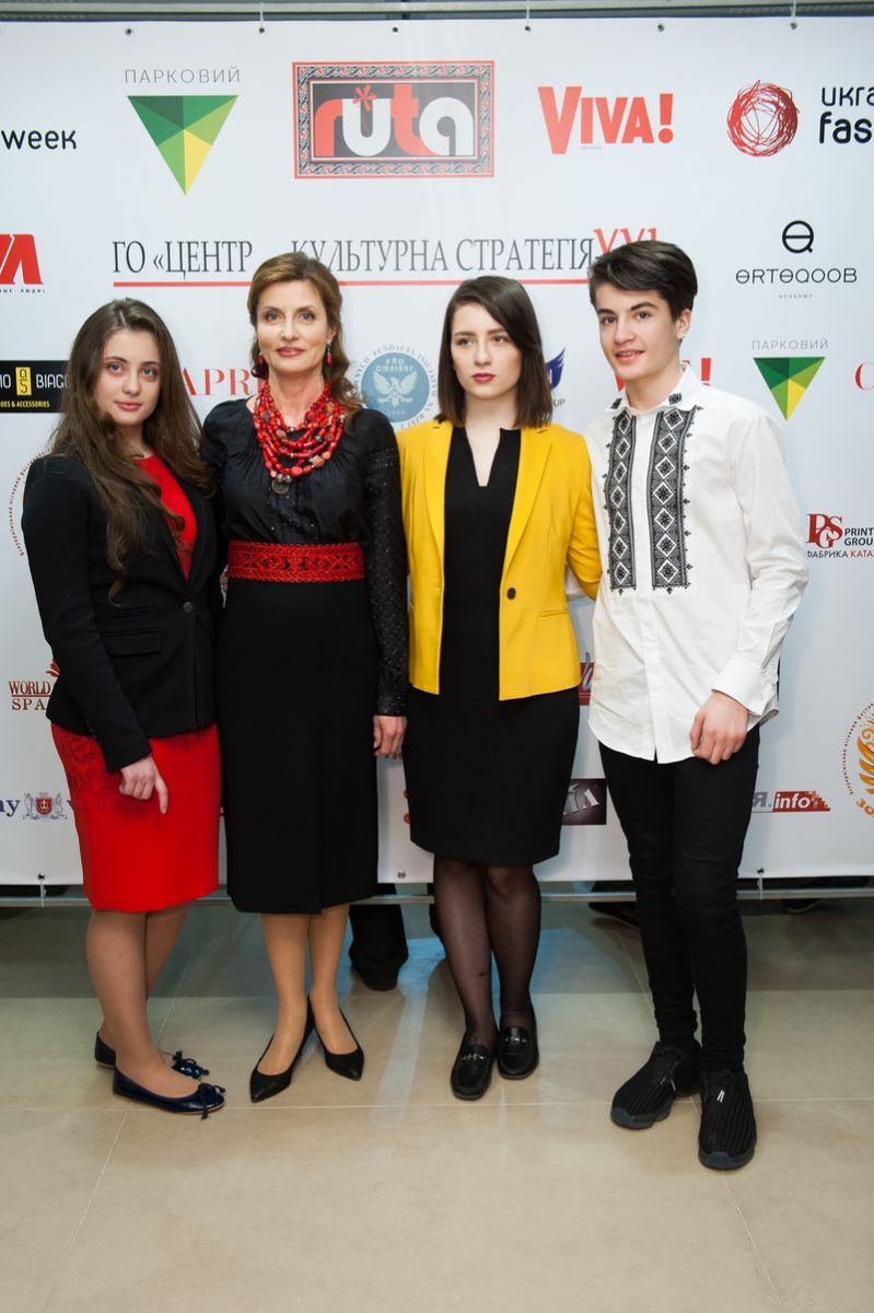 Дружина і діти Петра Порошенка вийшли в світ на модний показ