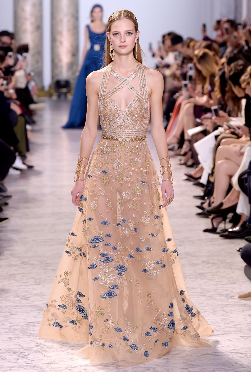 Привет из Египта: Elie Saab представил роскошную коллекцию платьев на Неделе моды в Париже