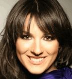 Маша Ефросинина улыбается