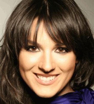 Маша Ефросинина улыбается