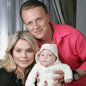 Ксения Новикова с мужем и ребенком