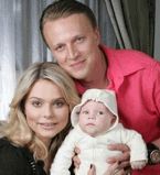Ксения Новикова с мужем и ребенком