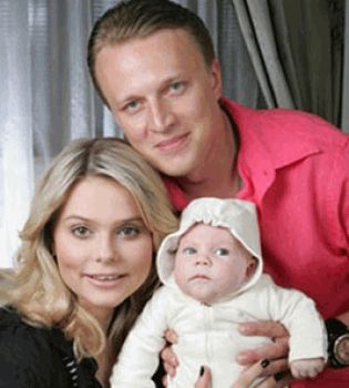 Ксения Новикова с мужем и ребенком