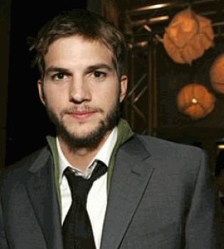 Эштон Катчер бородат