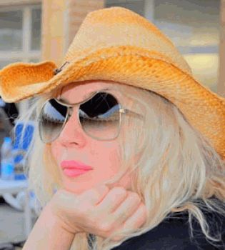 Ирина Билык в очках и шляпе