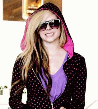 Аврил Лавинь в капюшоне и очках