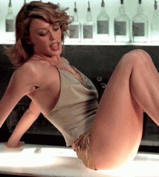 Кайли Миноуг отсвечивает задницей