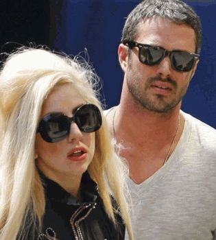 Леди Гага и Тейлор Кинни