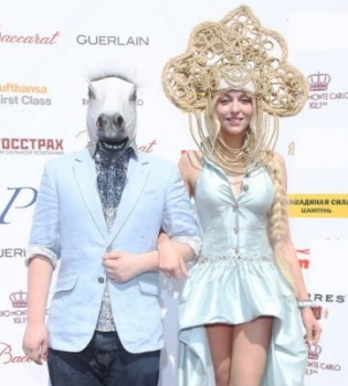 Оля Полякова с конем