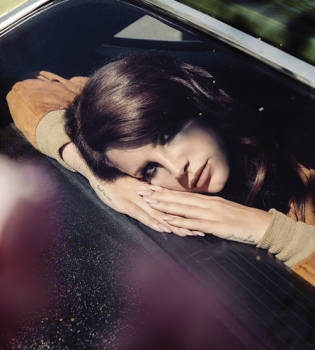 Лана Дель Рей снялась в новой фотосессии