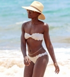 Люпита Нионго в бикини