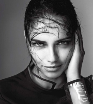 Адриана Лима позирует топлесс