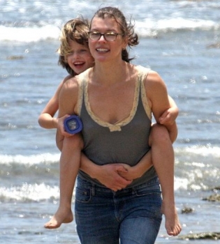 Милла Йовович показала подросшую дочь