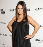 Мила Кунис блистает в мини-платье