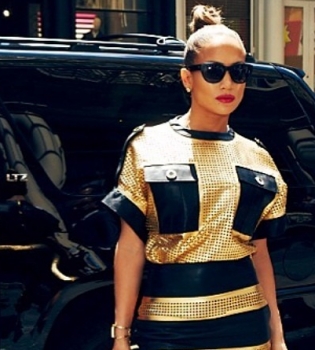 Дженнифер Лопес в стильном наряде