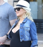 Кристина Агилера демонстрирует беременный животик