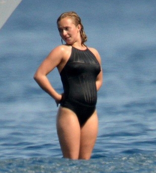 Хайден Панеттьери показала беременный животик