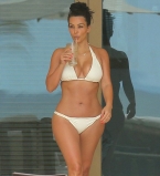 Ким Кардашьян показала аппетитные формы в бикини