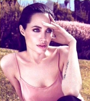 Анджелина Джоли украсила обложку глянца