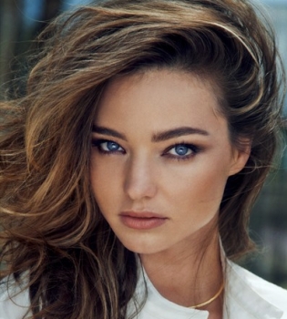 Миранда Керр позирует в стильных нарядах