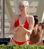 Майли Сайрус показала фигуру в бикини