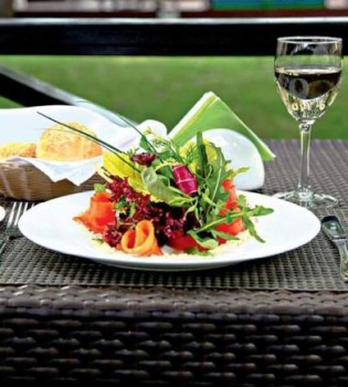 Салат с лососем