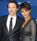 Холли Берри с мужем