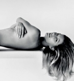 Жизель Бундхен позирует топлесс