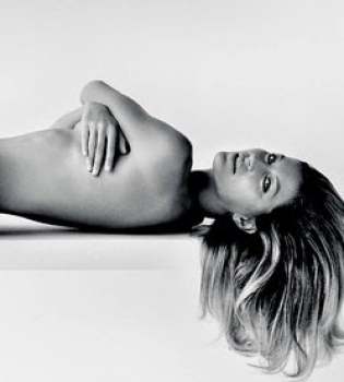 Жизель Бундхен позирует топлесс