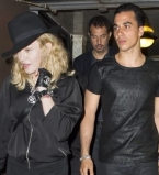 Мадонна закрутила роман с сексуальным мачо