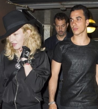 Мадонна закрутила роман с сексуальным мачо