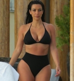 Ким Кардашьян демонстрирует аппетитные формы