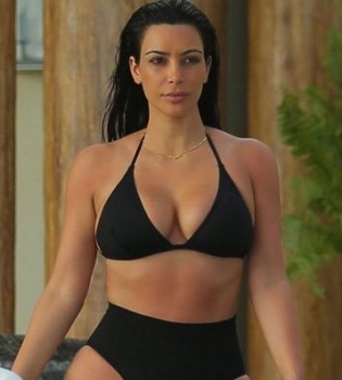 Ким Кардашьян демонстрирует аппетитные формы