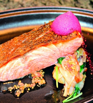 Лосось со свекольной пенкой