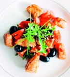 Салат из лосося и овощей