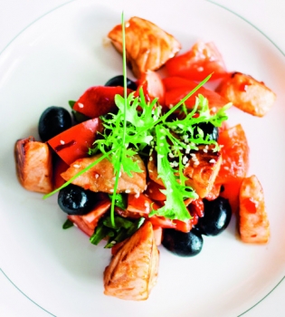 Салат из лосося и овощей