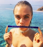 Кара Делевинь полностью обнажилась