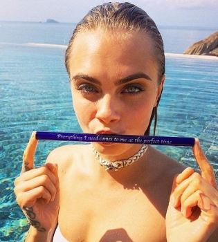 Кара Делевинь полностью обнажилась