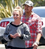 Бритни Спирс на прогулке с бойфрендом
