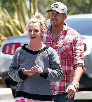 Бритни Спирс на прогулке с бойфрендом