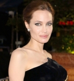 Анджелина Джоли хвастается стройной фигурой