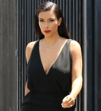 Ким Кардашьян на прогулке с дочкой